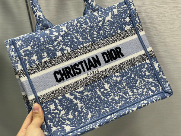 small D*or book tote