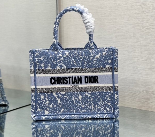 small D*or book tote